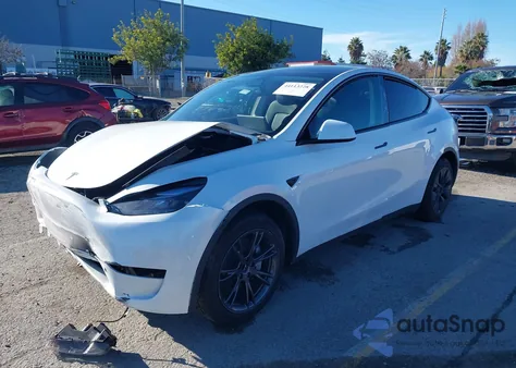 2025 Tesla Model Y Long Range Dual Motor Rear-Wheel Drive z USA, uszkodzony, nr VIN 7SAYGDED4SF277310